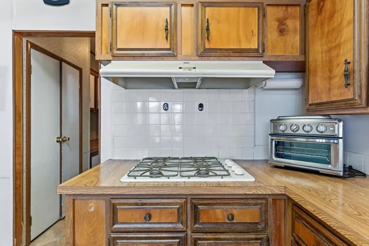 217settles-Kitchen Gas cooktop