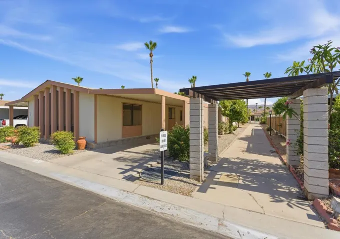 217settles-Breeze-way to clubhouse