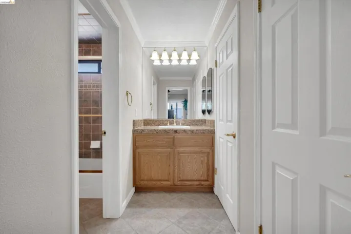 Upstairs Full Bathroom