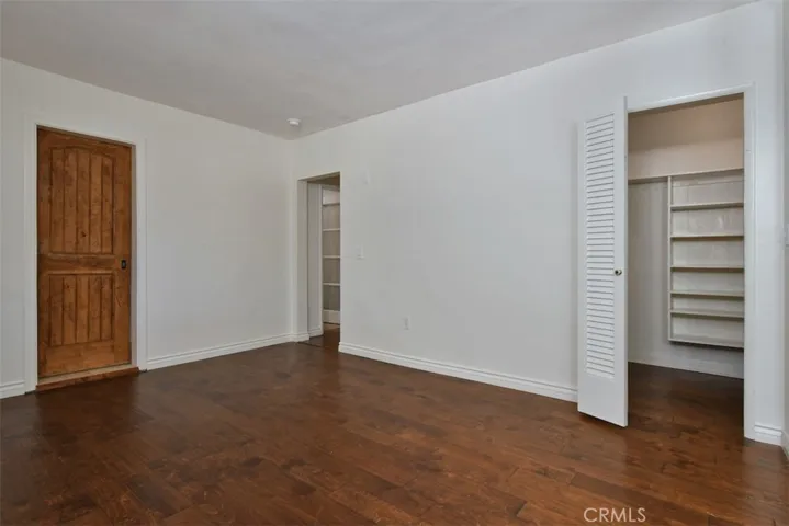 primary suite w/ walk-in closet
