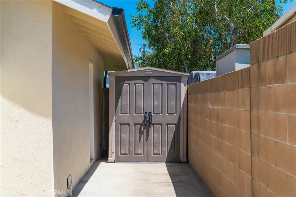 Storage shed stays for the tenant