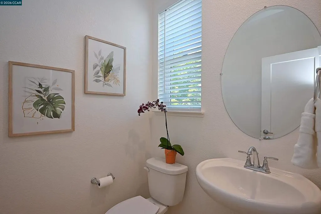 Half bath next to kitchen and family room