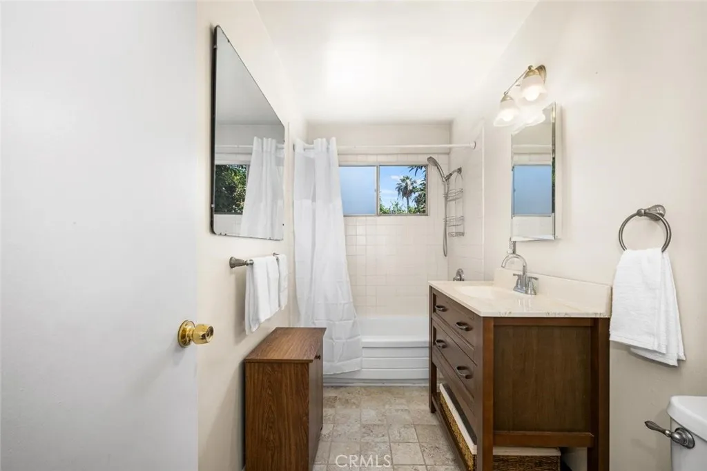 Main Full bathroom in hallway.