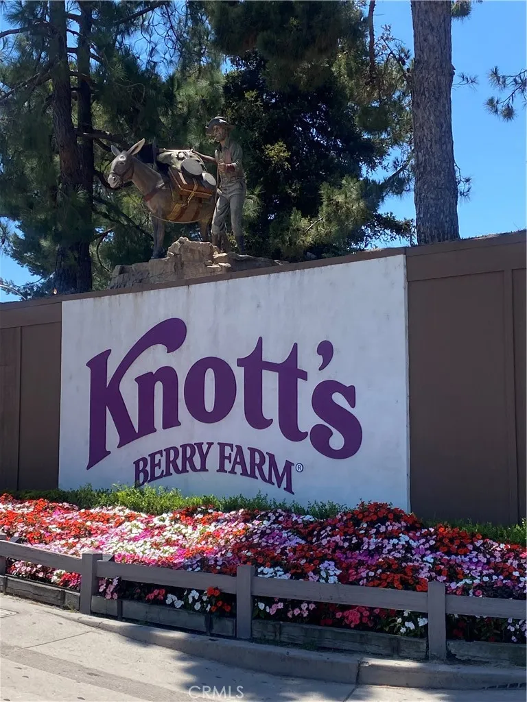 Convenient to Knott's Berry Farm amusement Park and Water Park