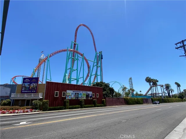 Less than 1/2 Mile from Knott's Berry Farm