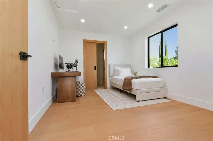 Alternative view - highlighting the ample space for a bed and additional seating