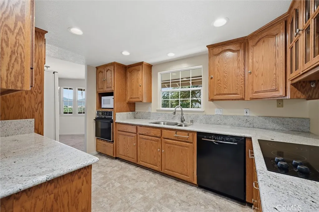 This kitchen is so smartly planned, not too many steps in this kitchen is required to cook your favorite meal. Dishwasher is conveniently placed near the sink........WELL DESIGNED