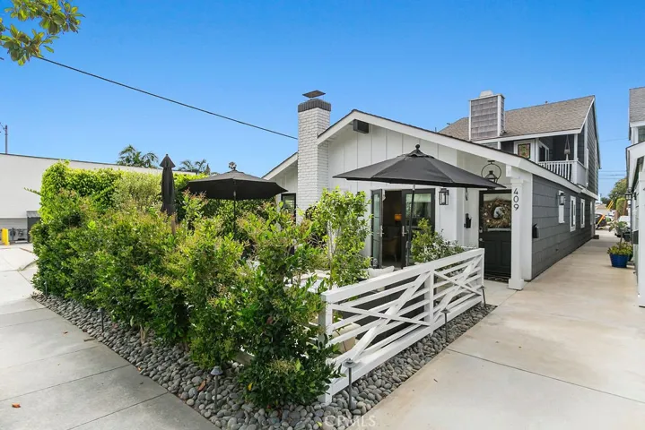 409 Poinsettia Ave., Corona Del Mar, California 92625
