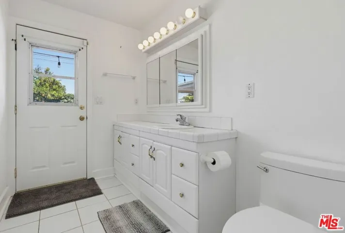 bath to outdoor pool