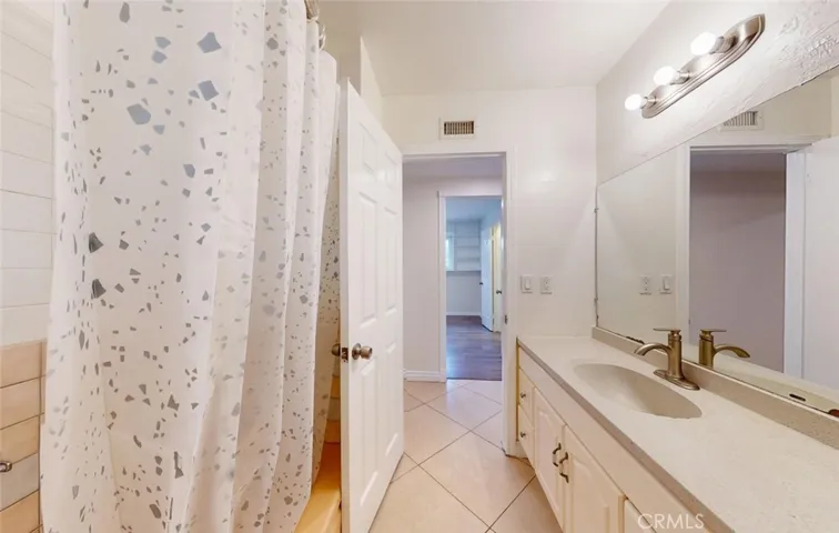 bath #2 at hallway view2