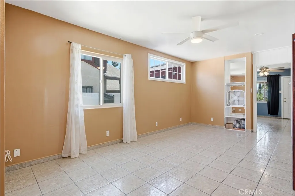 Big family room with ceiling fan