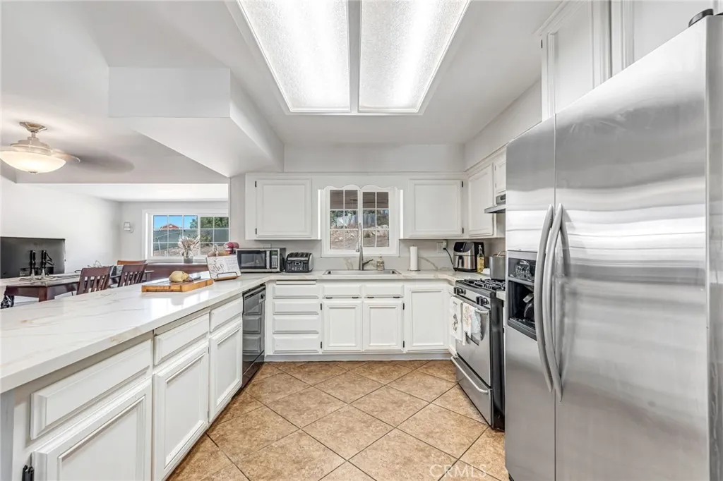 ample counter room