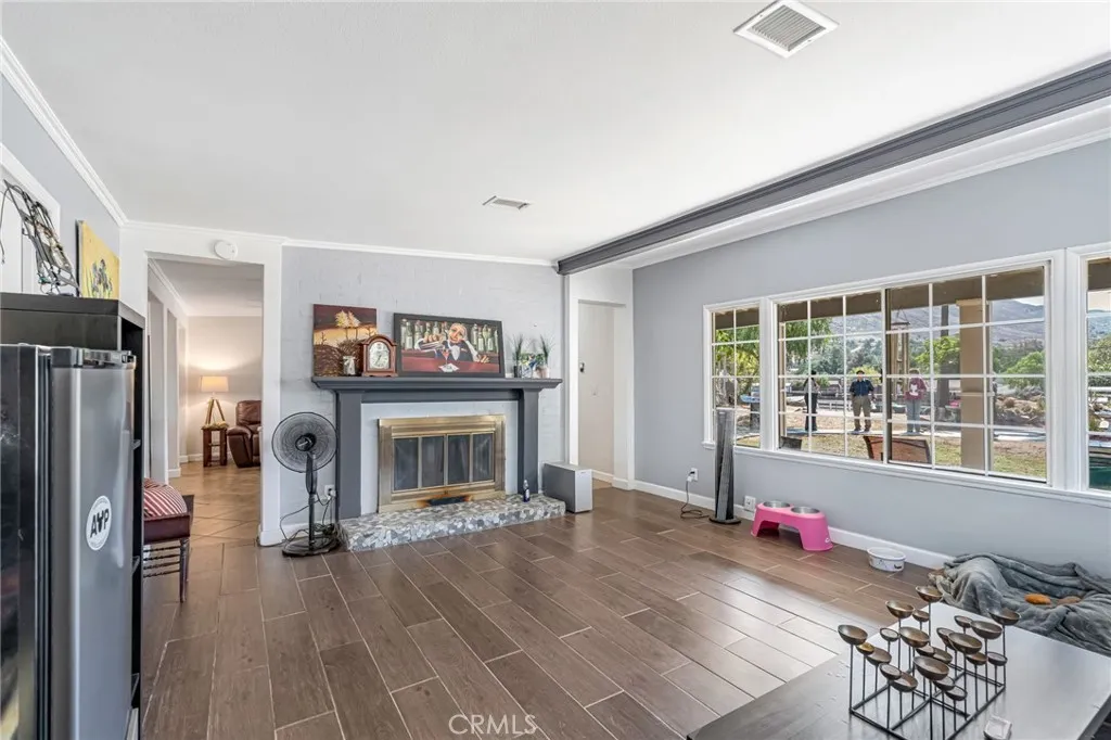 living room with a view to the passing horses