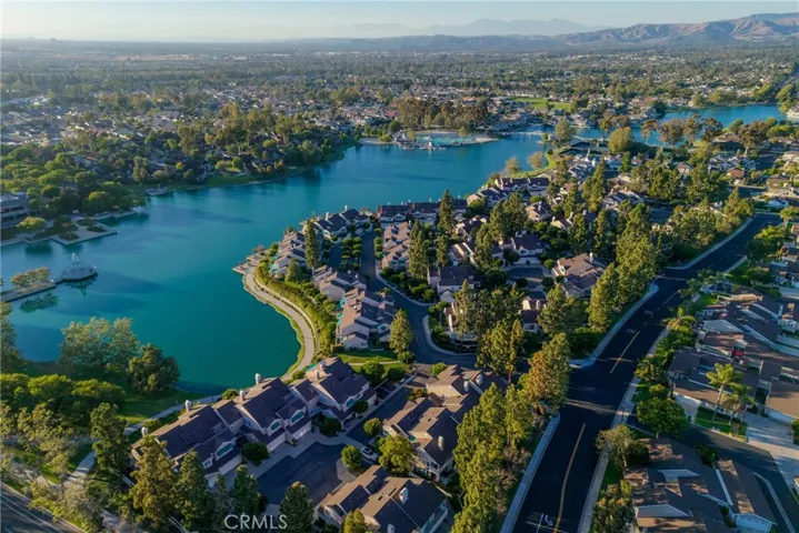Woodbridge lake and lagoon w/mountain backdrop