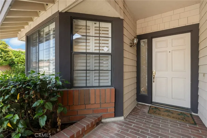 Front door entry w/bay window