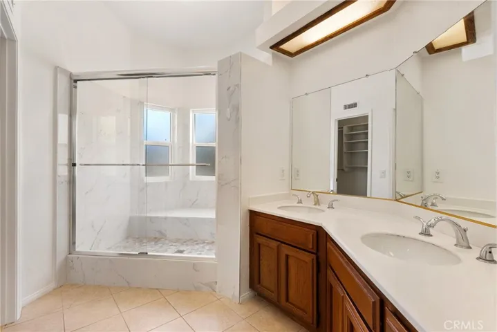 Primary bathroom w/double sinks and shower w/natural lighting