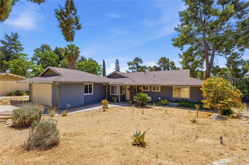 Spacious, desertscape front yard
