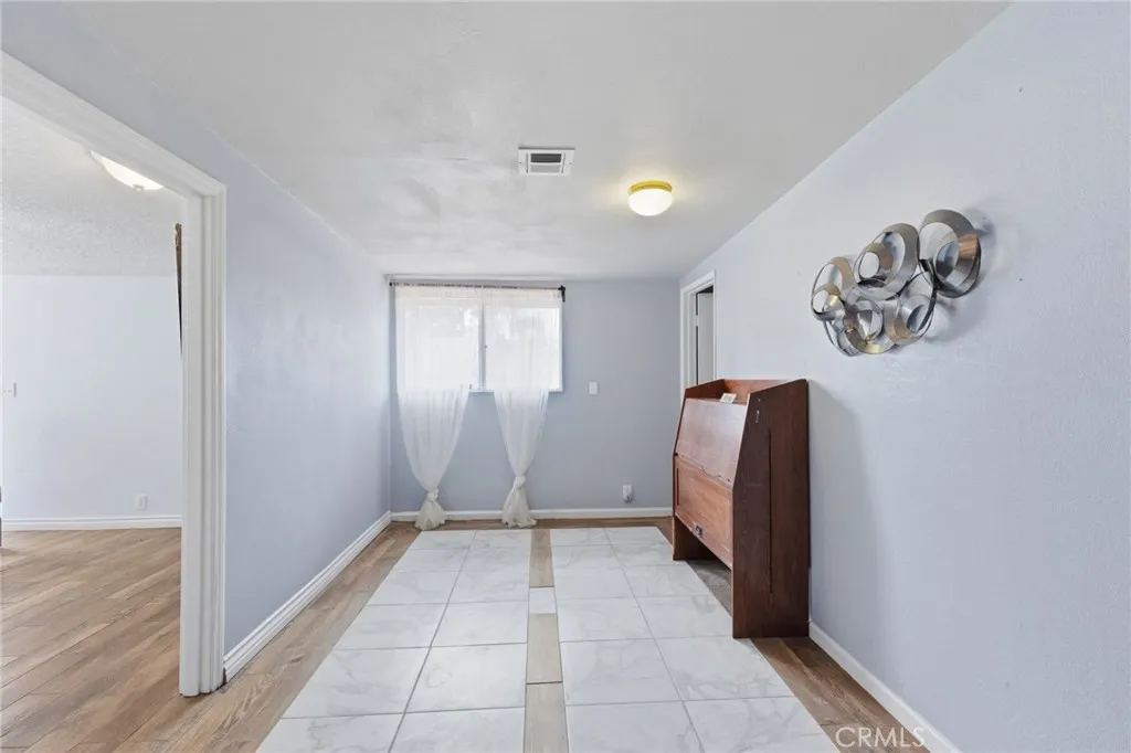 Office/flex space between family room and bedroom