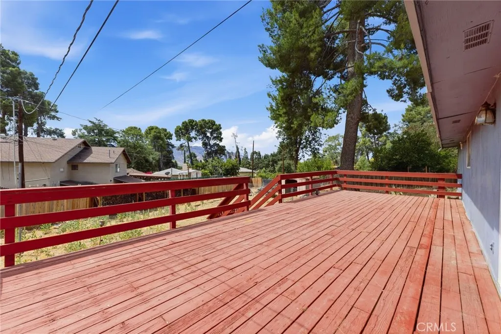 Oversized deck with stunning mountain views