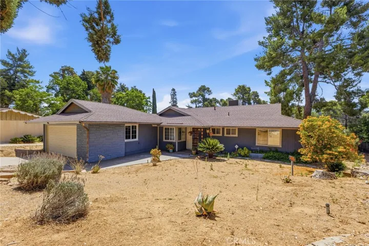 Spacious, desertscape front yard