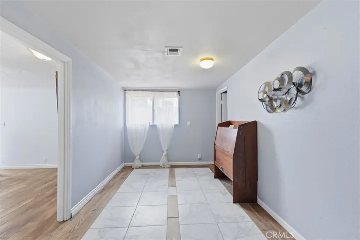Office/flex space between family room and bedroom