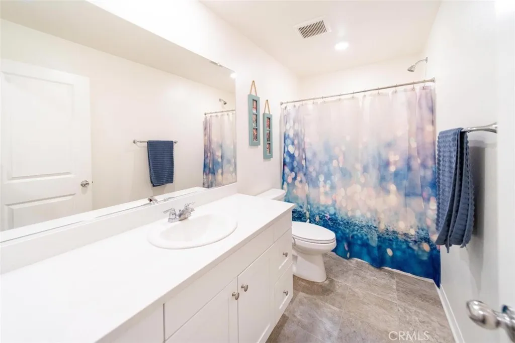 Upstairs guest bath