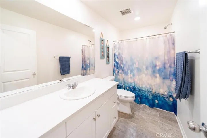 Upstairs guest bath