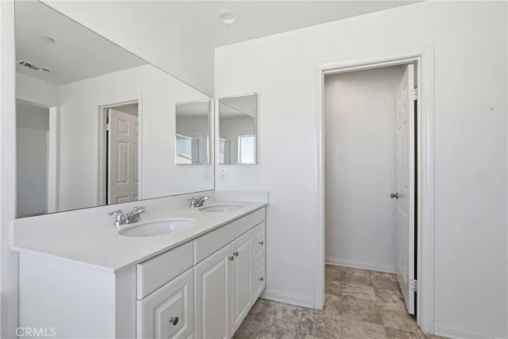 570 Farmstead, Hemet, California 92543