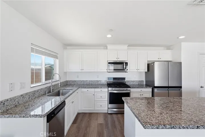 570 Farmstead, Hemet, California 92543