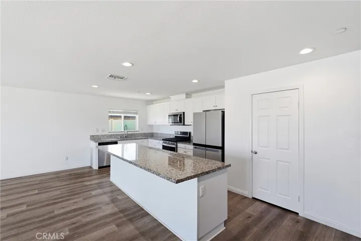 570 Farmstead, Hemet, California 92543