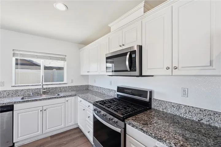 570 Farmstead, Hemet, California 92543