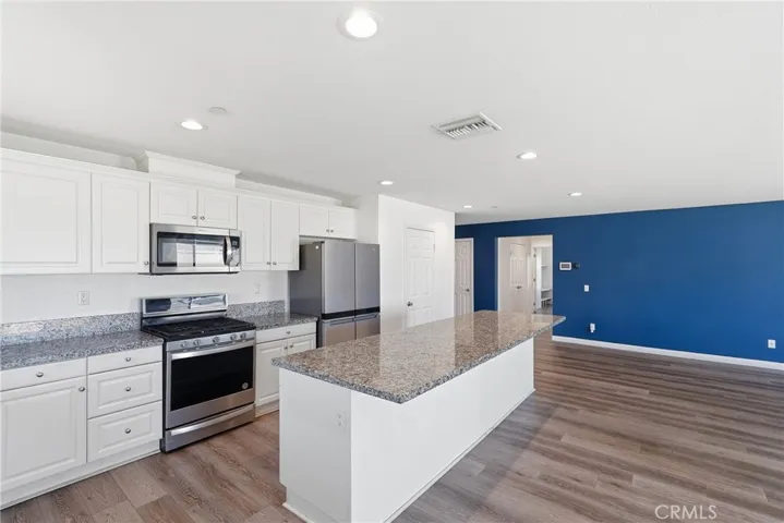 570 Farmstead, Hemet, California 92543