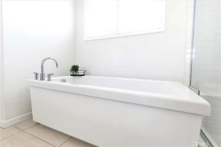 Primary Separate Bathtub
