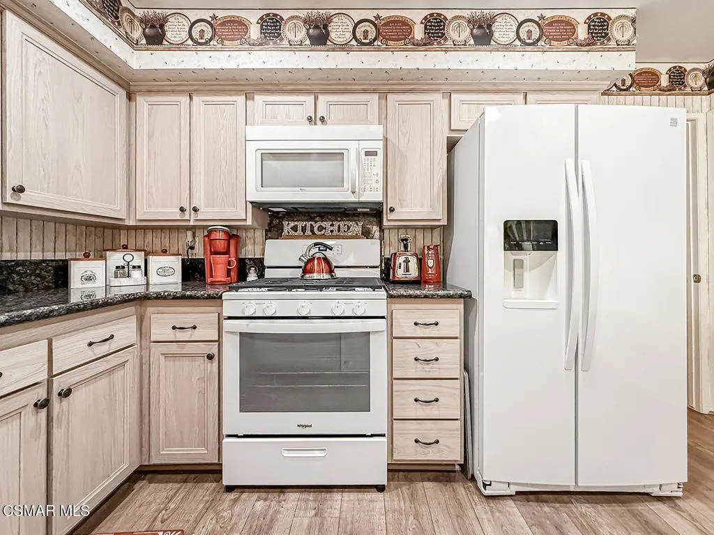 bKitchen and Dining4