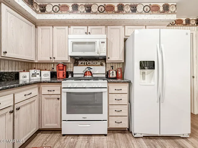 bKitchen and Dining4