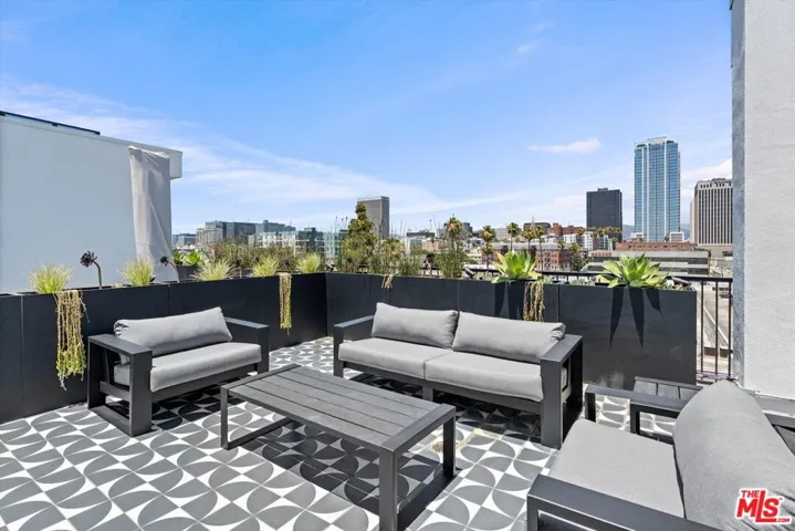 904 S New Hampshire Avenue 203, Los Angeles, California 90006