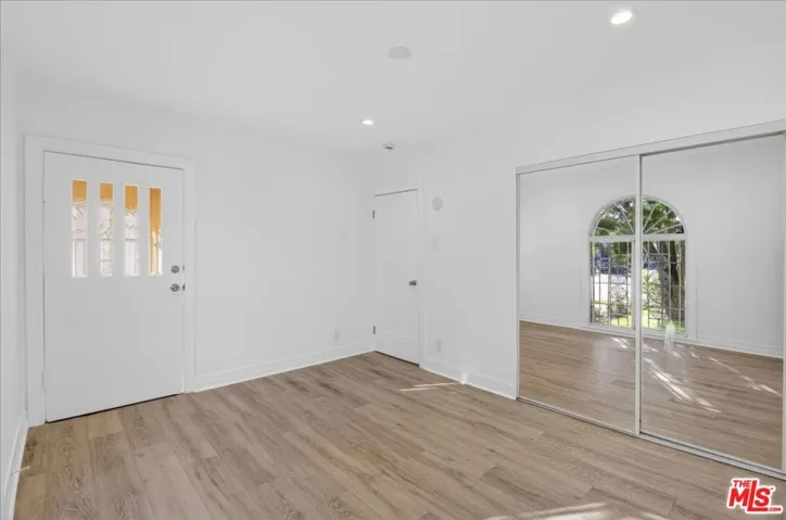 front unit 1st bedroom w/2 ent