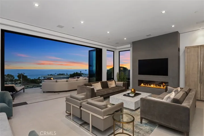 848 Hillcrest Drive, Laguna Beach, California 92651