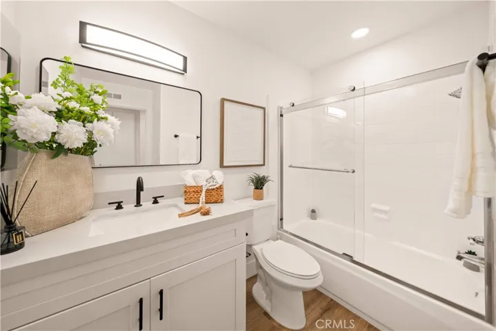 Guest full bathroom