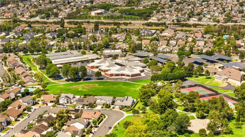 WALKING DISTANCE TO DEERFIELD ELEMENTARY SCHOOL!