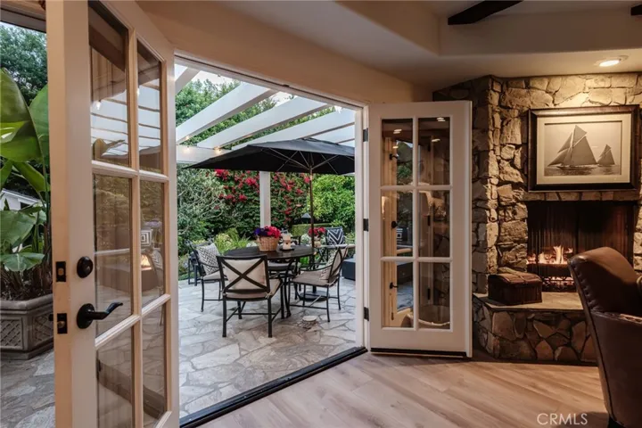 FRENCH DOORS WITH DOUBLE SIDELIGHTS THAT OPEN