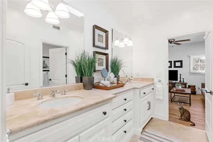 DOUBLE VANITY JACK/JILL BATH