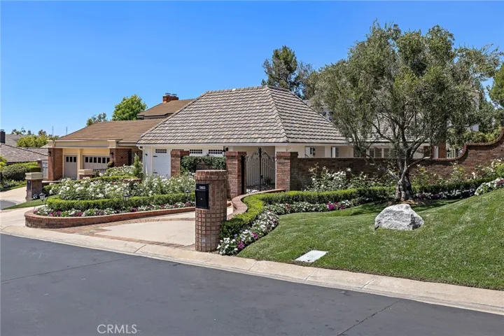 5603 E Crest De Ville, Orange, California 92867