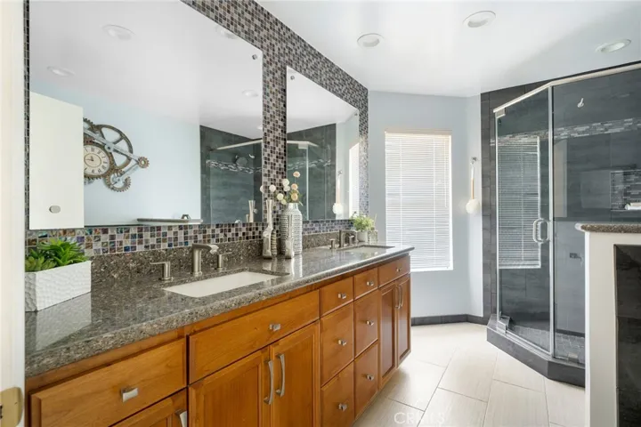 Main bathroom, en suite.