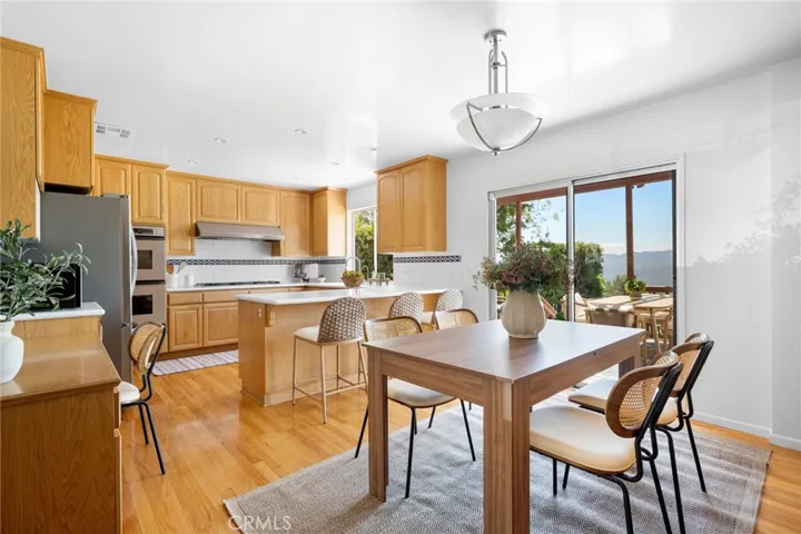 Dining, kitchen, and outdoor view!