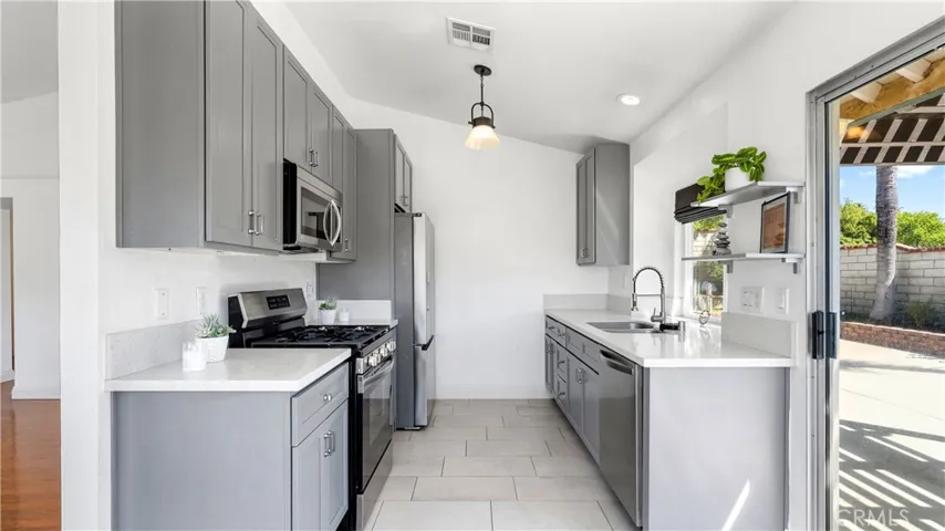 28924 Raintree Lane, Saugus, California 91390