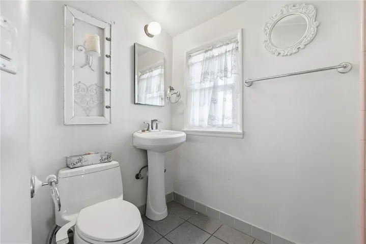 22654 Collins Street, Woodland Hills, California 91367