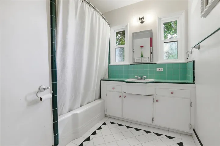 22654 Collins Street, Woodland Hills, California 91367
