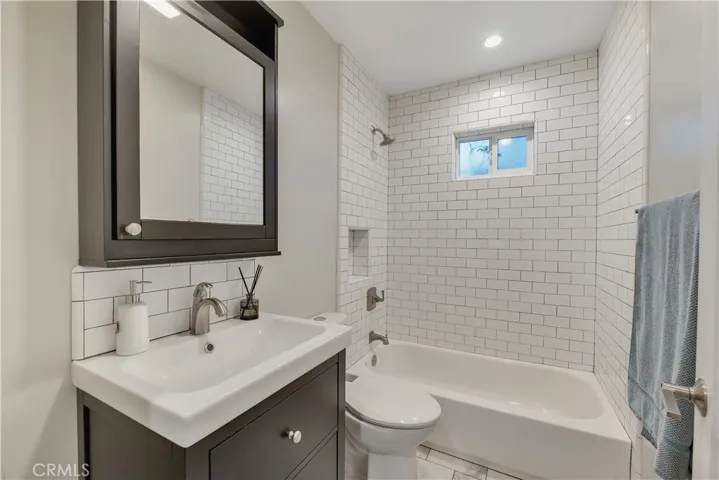 6458 Hanna, Woodland Hills, California 91303