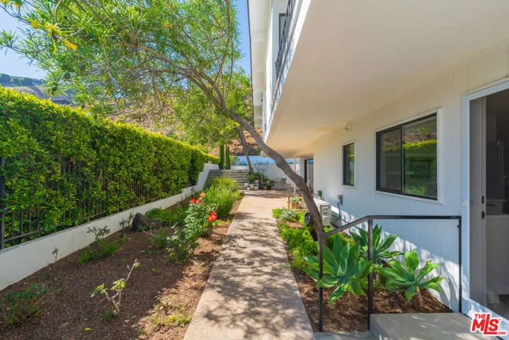 1071 Tellem Drive, Pacific Palisades, California 90272